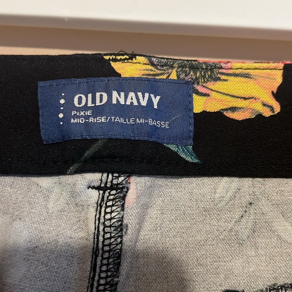 Old Navy Pixie Mid Rise - women’s cropped pants - cute floral design-runs small - Picture 2 of 4